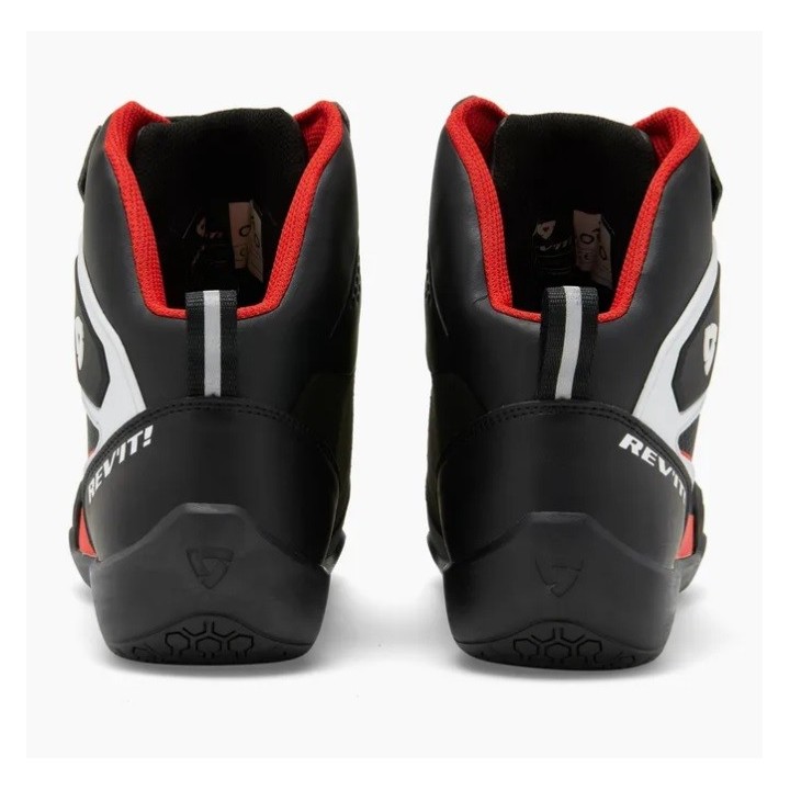 Motocyklowy but w cywilnym, sportowym stylu, przystosowany do jazdy miejskiej