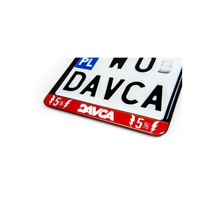 Davca ramka na tablicę rejestracyjną