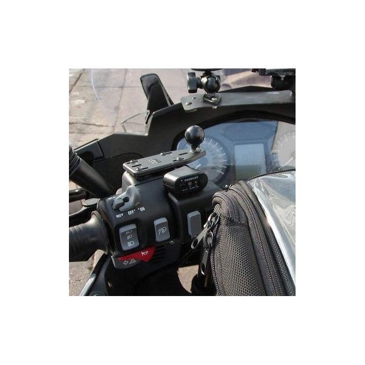 Ram Mount z 1-calową głowicą obrotową, mocowany na pokrywę zbiornika płynu hamulcowego w motocyklu,